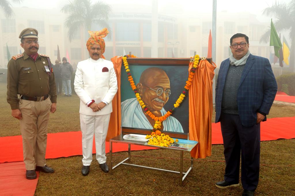 honble-vice-chancellor-paying-floral-tribute-to-bapuji-on-the-occasion-of-republic-day-2024