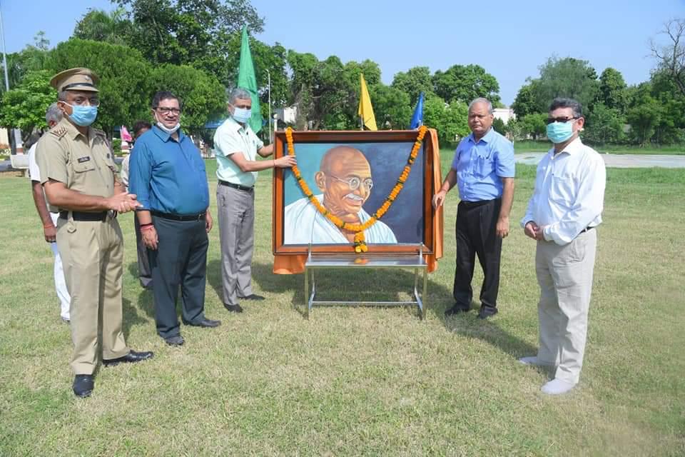 Garlanding of the portrait of Bapuji by Honorable Vice Chancellor  and Dean,COVSc and AH along with Dean, COB, DSW and Asst DSW