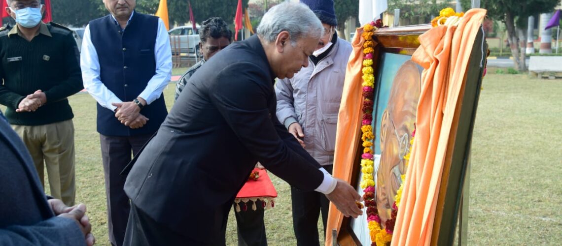 honble-vice-chancellor-paying-floral-tribute-to-bapuji-on-the-occasion-of-republic-day-2022