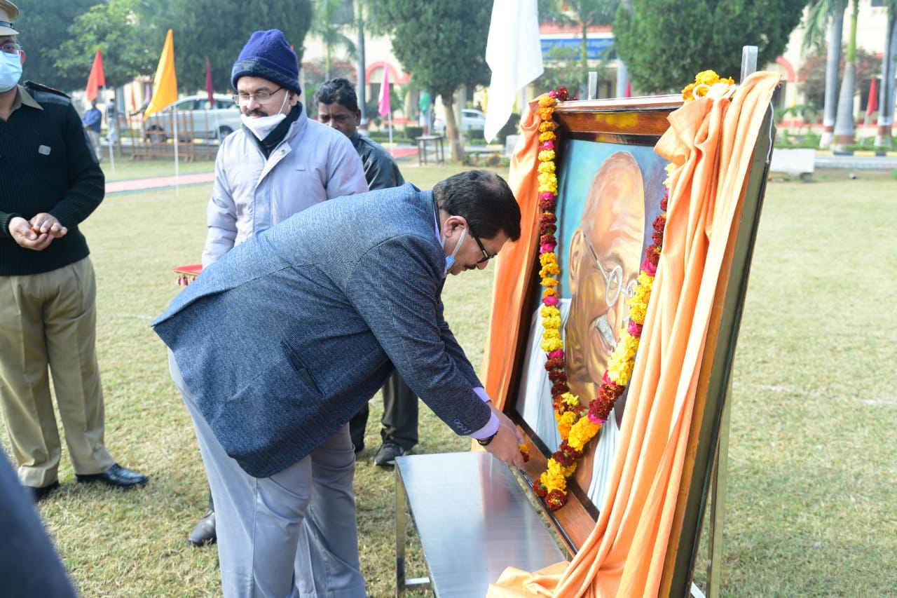DSW paying floral tribute to Bapuji on the occasion of Republic day 2022