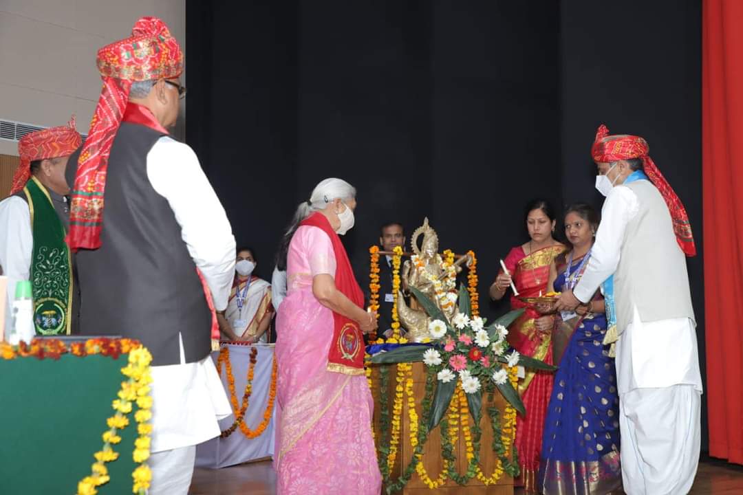 Lighting of lamp by Hon’ble  Chancellor of the University