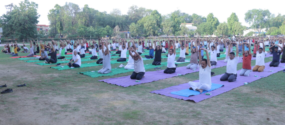 celebration-of-8th-international-yoga-day-at-duvasu-mathura