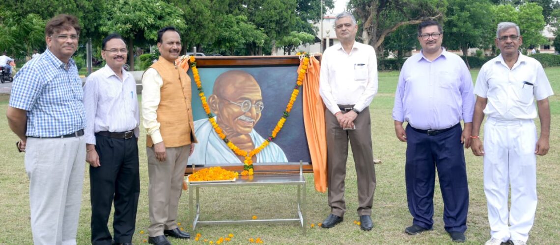 garlanding-of-the-portrait-of-mahatma-gandhiji-independence-day-2022