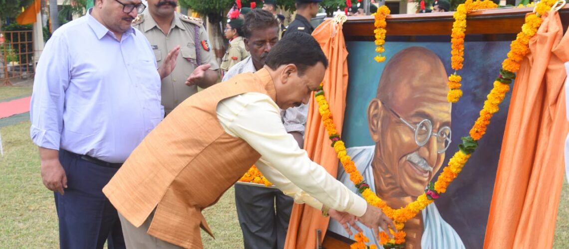 honble-vice-chancellor-paying-floral-tribute-to-mahatma-gandhiji