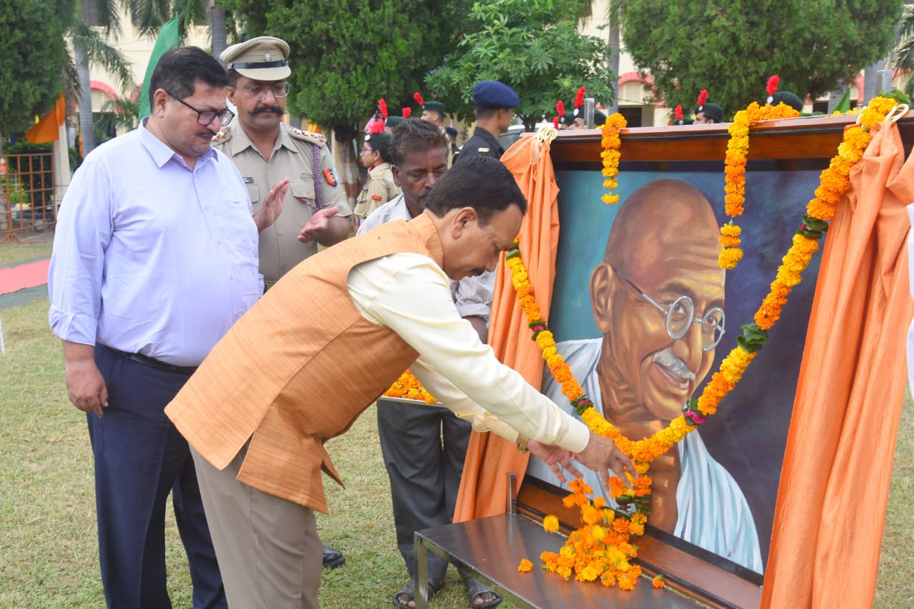 Hon’ble Vice-Chancellor paying floral tribute to Mahatma Gandhiji