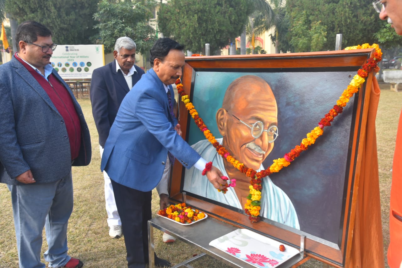 Hon’ble Vice-Chancellor paying floral tribute to Bapuji on the occasion of Republic day 2023